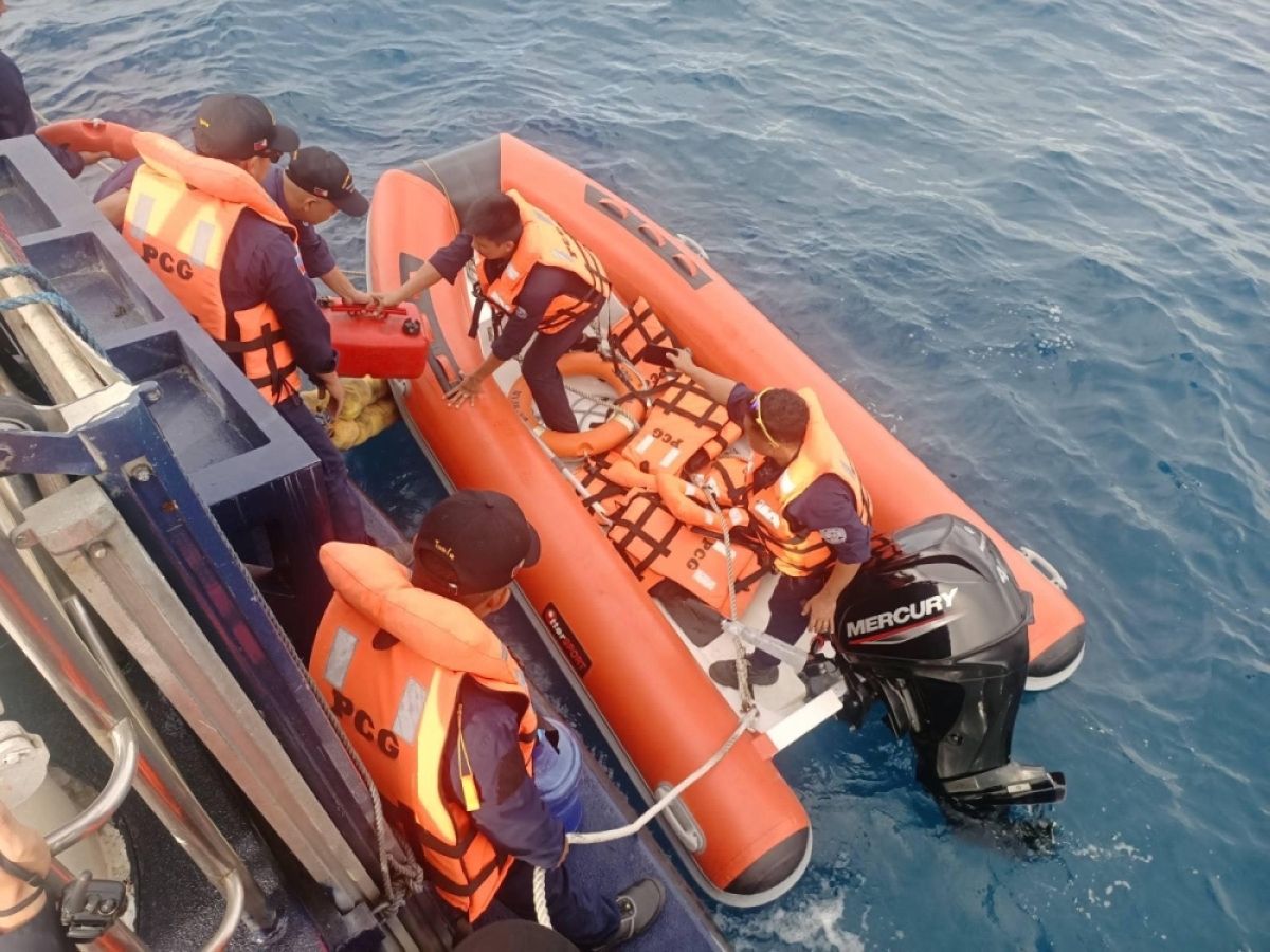 SEARCH AND RESCUE MISSION Personnel of the Philippine Coast Guard prepare for a search and rescue operation after a fishing boat, RCT-999, sank off Zamboanga waters on Thursday, Feb. 1, 2024. PHOTO COURTESY OF PHILIPPINE COAST GUARD