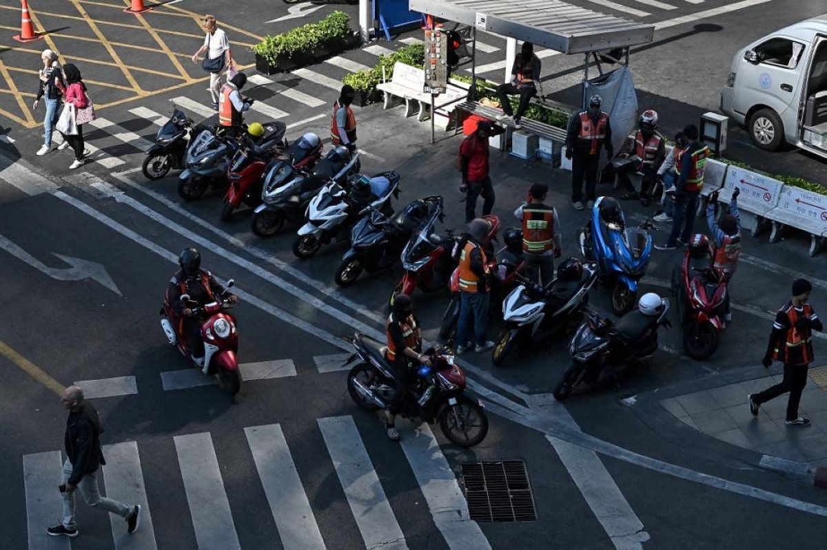 SOLID SHADE Motorbike taxi drivers wait in the shade for customers in Thailand’s capital Bangkok on Monday, April 29, 2024. AFP PHOTO
