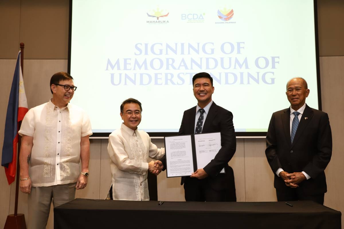 BCDA-MAHARLIKA VENTURES Rafael Consing Jr. of Maharlika Investment Corp. (2nd from left) and Joshua Bingcang of Bases Conversion and Development Authority (2nd from right) show the signed memorandum of understanding that will pave the way for realization of BCDA plans. Also in photo are Finance Secretary and MIC Chairman Ralph Recto (left) and BCDA Chairman Delfin Lorenzana (right). CONTRIBUTED PHOTO 