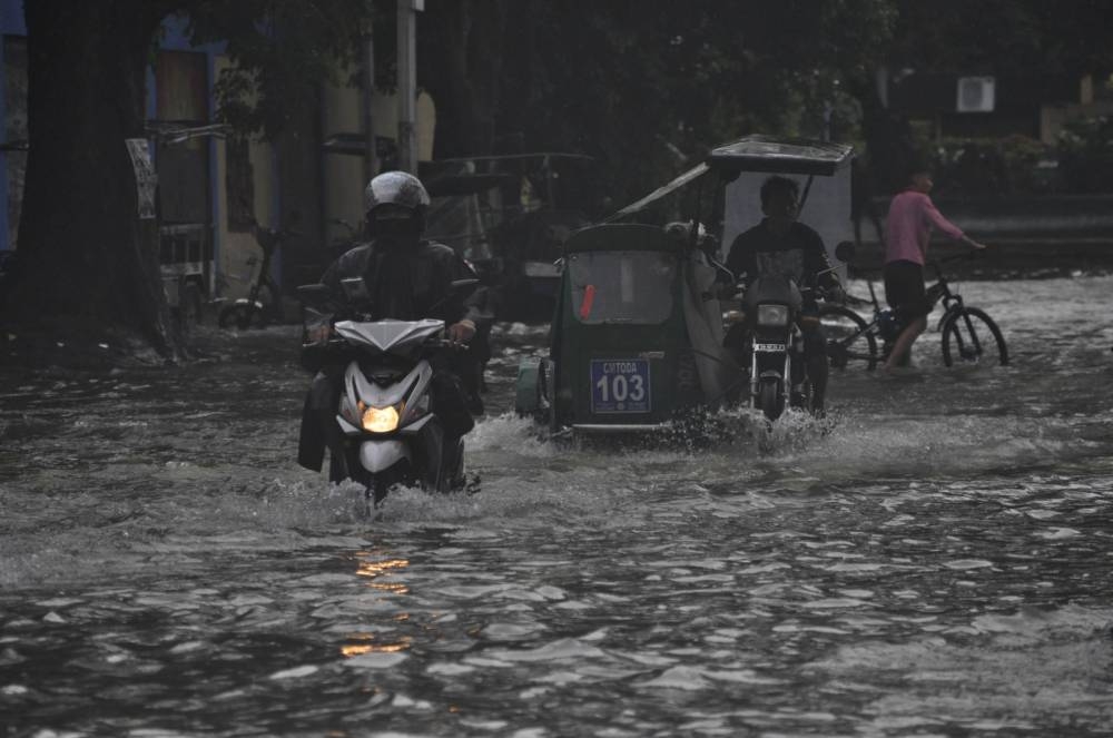 Waist Deep Floods Hit Quezon City The Manila Times