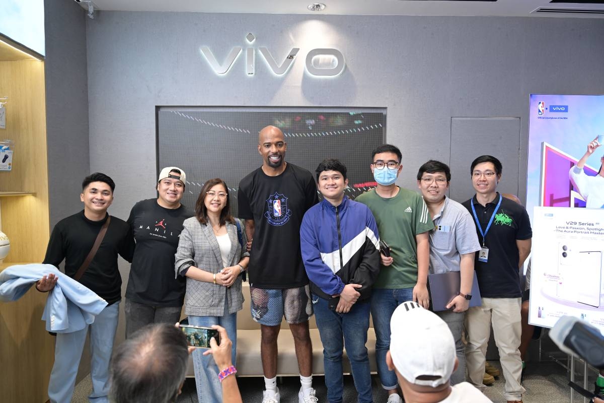 Nba Legend Richard Hamilton Visits Vivo Concept Store At Sm Moa