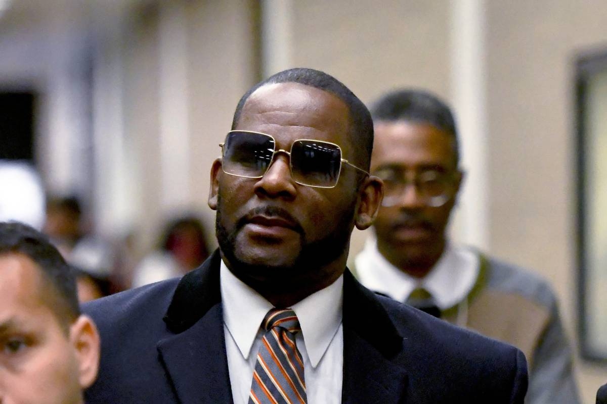 R. Kelly (center) leaves the Daley Center after a hearing in his child support case May 8, 2019, in Chicago. AP PHOTO