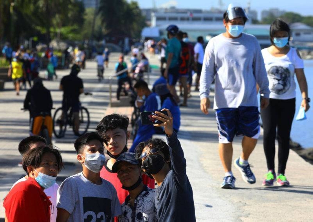 BAYWALK People flock to Manila Bay on May 15, 2021, the first day of the general community quarantine (GCQ) in Metro Manila and nearby provinces after more than a month of being under strict quarantine following a surge in Covid-19 cases. The GCQ, however, comes with ‘heightened restrictions’ as the government reminds the public to continue observing minimum health protocols even after receiving their jabs.