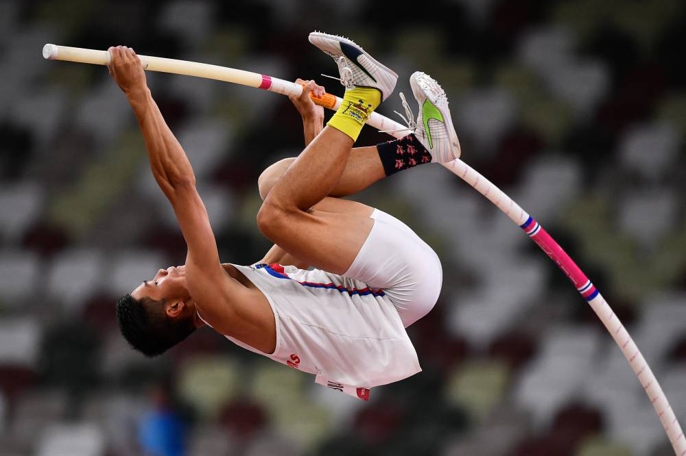 Pinoy pole vaulter Obiena misses podium finish in Tokyo The Manila Times