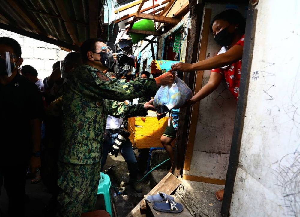 distribution-of-food-packs-the-manila-times