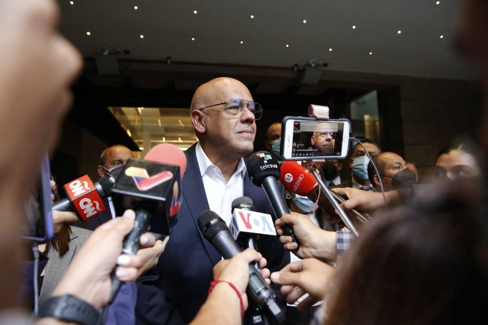 El jefe de la delegación del gobierno venezolano, Jorge Rodríguez, habla con la prensa frente al hotel donde se están llevando a cabo las negociaciones entre el gobierno venezolano y la oposición en la Ciudad de México el 4 de septiembre de 2021. AFP FOTO