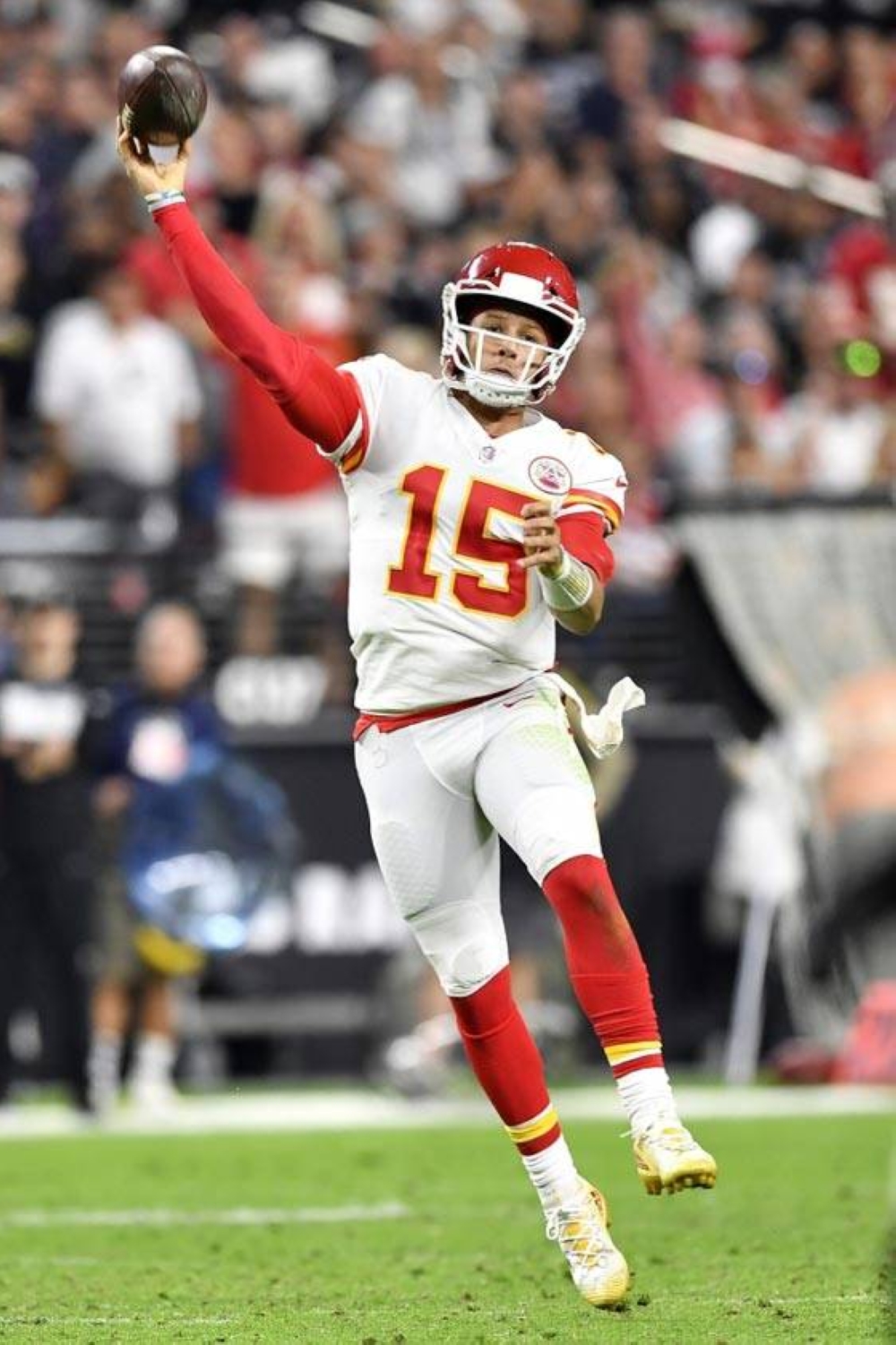 Mahomes leads Chiefs past Raiders