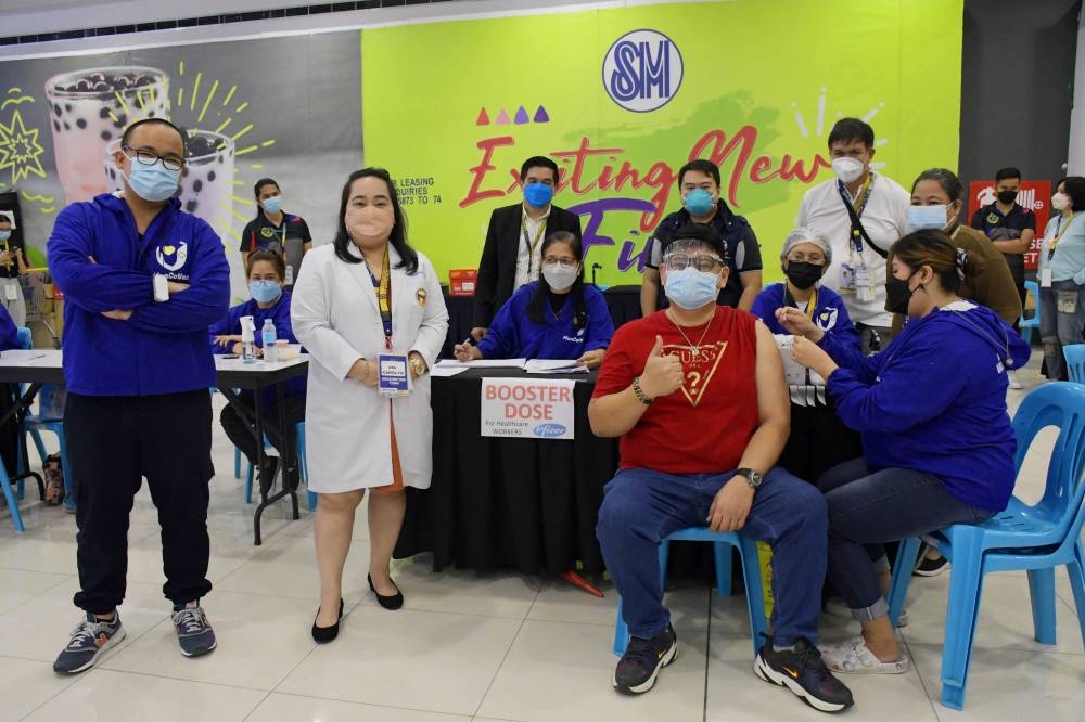 Muntinlupa starts Covid-19 vax booster shot for health workers | The ...