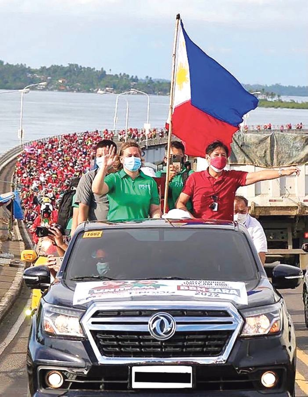 BRIDGE ‘INVASION’ Former senator Ferdinand ‘Bongbong’ Marcos Jr. and running mate Davao City Mayor Sara Duterte-Carpio lead UniTeam’s rally at the San Juanico Bridge on Tuesday, Nov. 30, 2021 during the symbolic meeting of thousands of their supporters from Luzon, the Visayas and Mindanao. CONTRIBUTED PHOTO