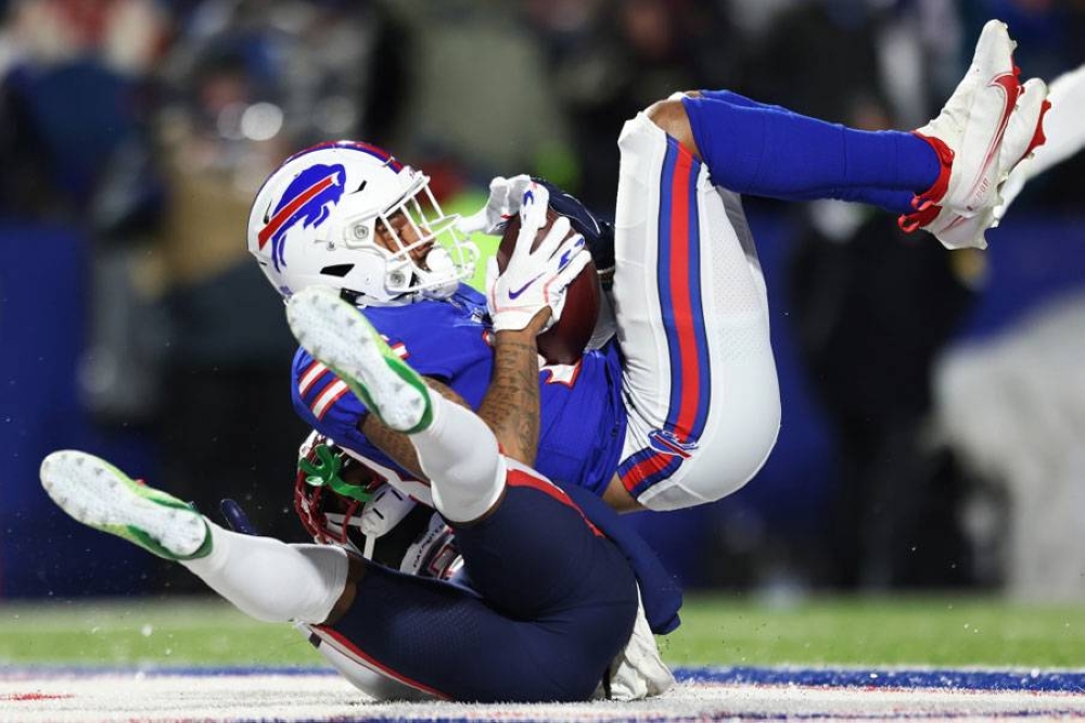 Patriots out-run Bills in 14-10 win in blustery conditions - The