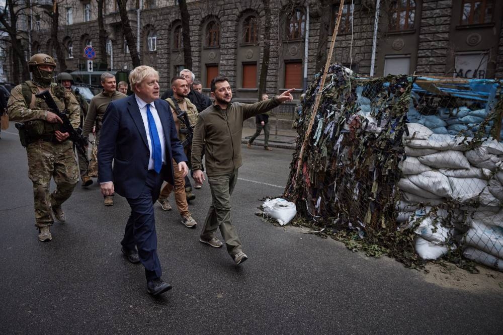 Una foto publicada por el Servicio de Prensa Presidencial de Ucrania muestra al primer ministro británico Boris Johnson (izquierda) y al presidente ucraniano Volodymyr Zelensky (derecha) caminando en el centro de Kiev, el 9 de abril de 2022. AFP PHOTO / Servicio de Prensa de Ucrania