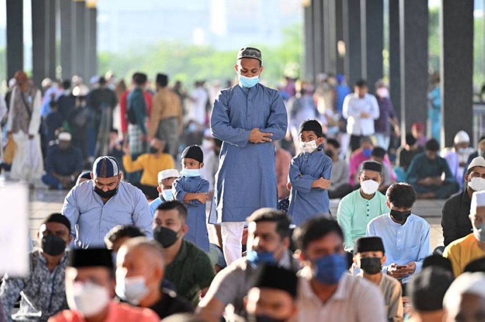 Malaysians mark Eid al-Fitr as virus cases drop