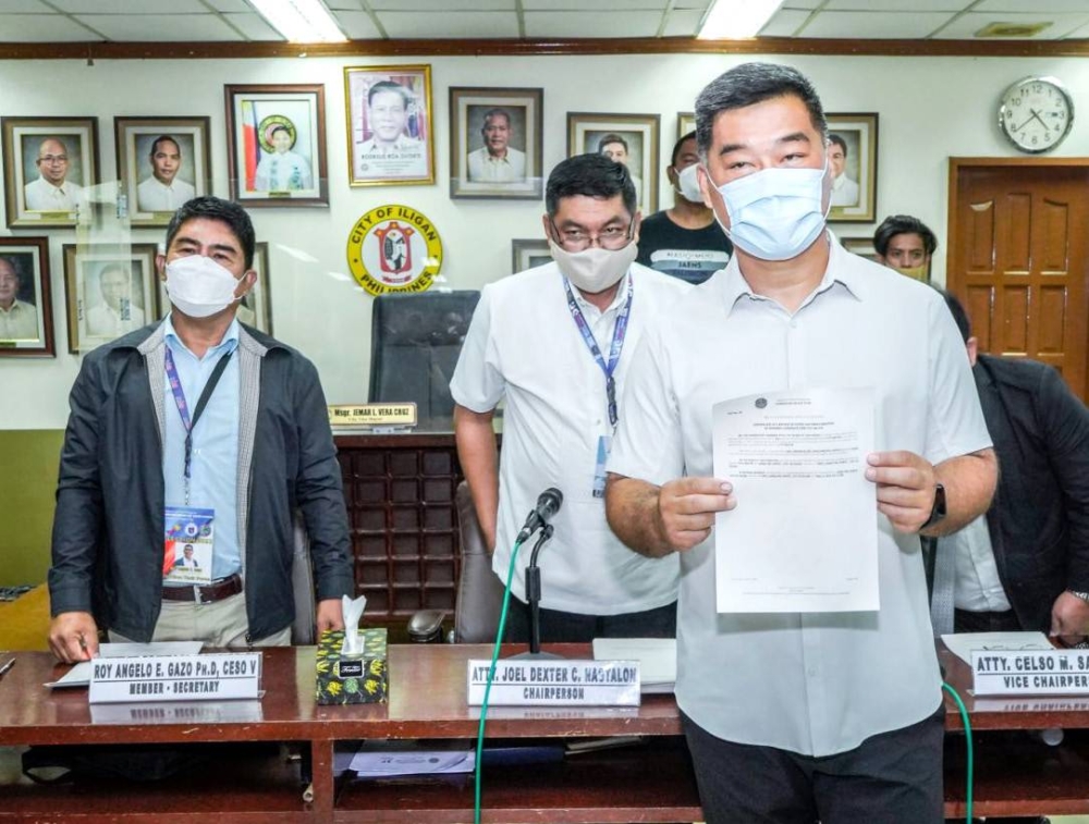 Former congressman Frederick Siao of the lone district of Iligan City
was proclaimed by the City Board of Canvassers led by lawyer Joel Dexter
Nagtalon as duly elected City Mayor of Iligan in a simple ceremony held at
the Social Hall this city. CONTRIBUTED PHOTO