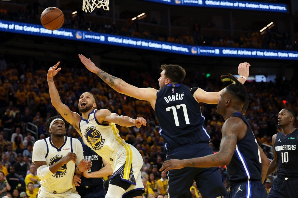 Warriors comeback stuns Mavericks in Game 2 | The Manila Times