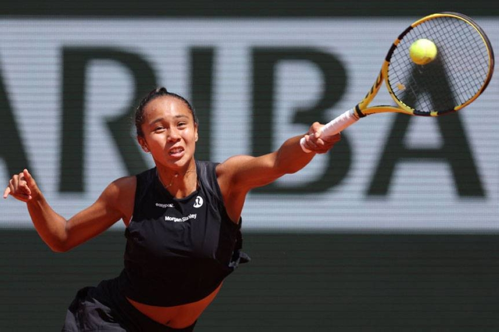 Filipino Canadian Leylah Fernandez returns the ball to American Amanda Anisimova during their women’s singles match on day eight of the Roland-Garros Open tennis tournament at the Court Philippe-Chatrier in Paris, on Sunday, May 29, 2022 (May 30 in Manila). AFP PHOTO