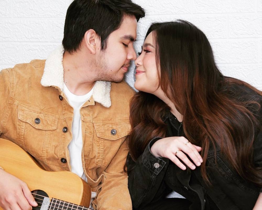 Philippine Star - Moira Dela Torre has put an end to speculations that she  has gotten back together with ex-husband Jason Hernandez, who recently  shared a photo with his rumored new love.