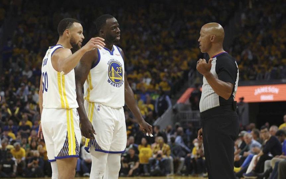 WHAT WENT WRONG? Golden State Warriors guard Stephen Curry (left) and forward Draymond Green talk with referee Marc Davis during the second half of Game 1 of basketball’s NBA Finals against the Boston Celtics in San Francisco, on Thursday, June 2, 2022 (June 3 in Manila). AP PHOTO