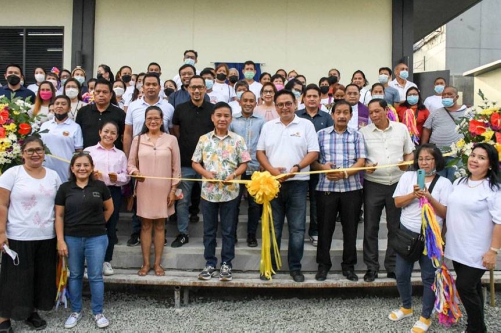 Outgoing Muntinlupa Mayor and Congressman-elect Jaime Fresnedi and Mayor-elect Ruffy Biazon lead the inauguration of the new Muntinlupa City Public Market, now rebranded as Alabang Central Market, together with Mayor Temy Simundac, City councilors, and City Administrator Engr. Allan Cachuela, Muntinlupa City Public Market chief Randy Garcia and other local officials. CONTRIBUTED PHOTO