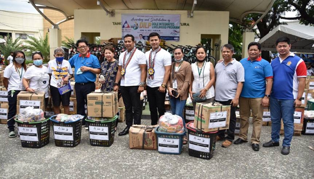 DoLE distributes livelihood packs in Bulacan | The Manila Times