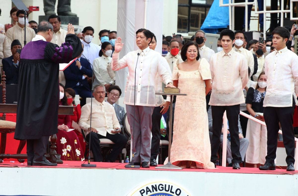 President Ferdinand Romualdez Marcos Jr. takes his oath as the 17th President of the Republic of the Philippines before Chief Justice Alexander Gesmundo on Thursday, June 30, 2022. With him were his wife Liza and their sons Simon, Vincent and Ilocos Norte Rep. Sandro Marcos. PHOTO MIKE ALQUINTO