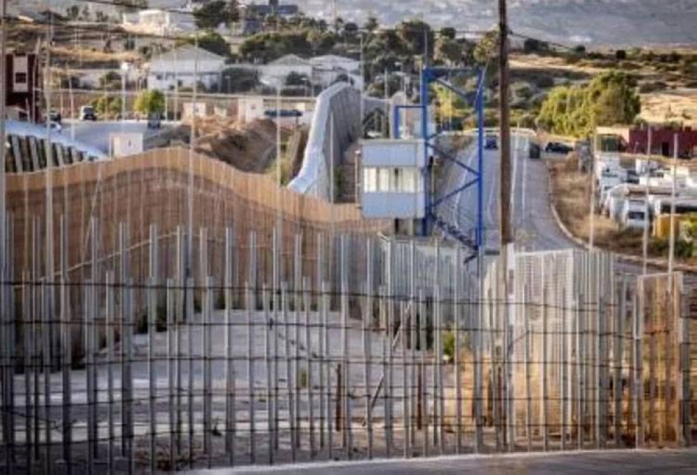 Esta fotografía tomada el 25 de junio de 2022 en Melilla muestra la frontera entre el norte de Marruecos y el enclave español, un día después de que al menos 23 inmigrantes africanos murieran en un intento de unas 2.000 personas, en su mayoría del África subsahariana, de forzar su camino a Europa.  .  Foto de AFP