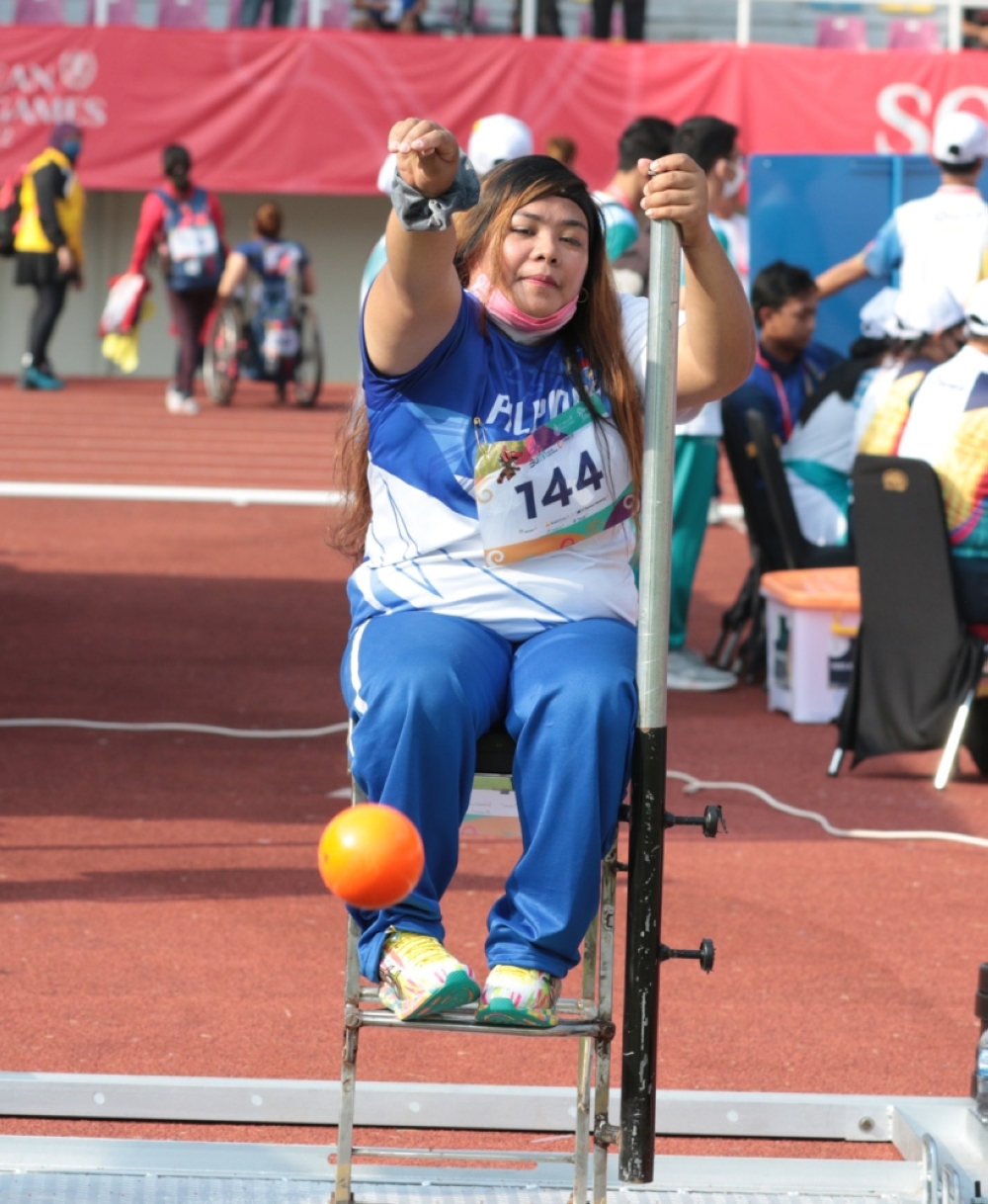 KINERJA EMAS Cendy Asusano menunjukkan bentuk kemenangan saat memimpin pukulan F54 putri pada Asean Para Games ke-11 di Stadion Manahan pada Rabu 3 Agustus 2022 di Surakarta, Indonesia.  CFP FOTO