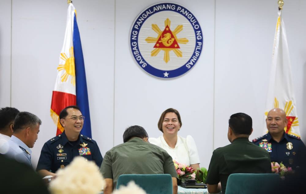 Sara Meets Security Officers | The Manila Times