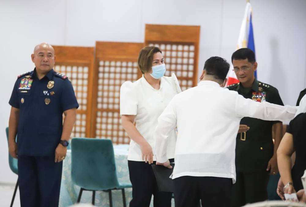 Sara Meets Security Officers | The Manila Times