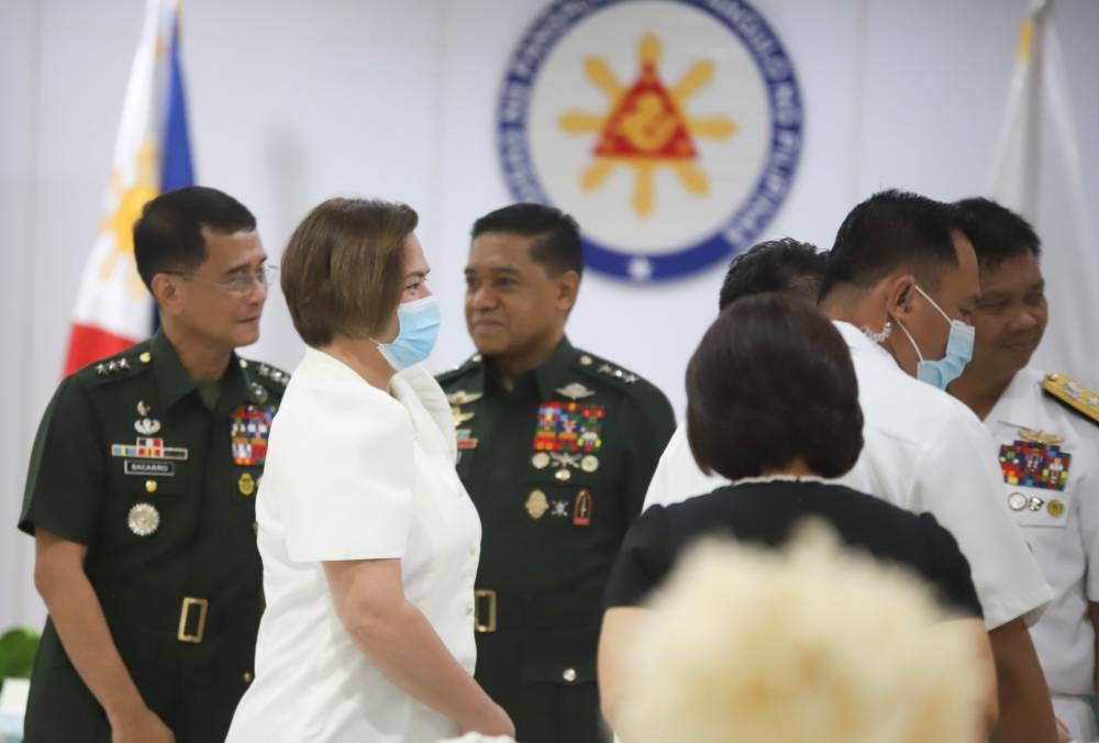 Sara Meets Security Officers | The Manila Times