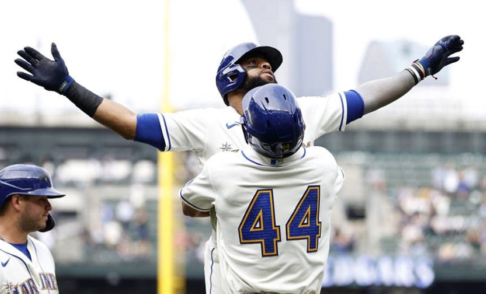 Mariners' Julio Rodríguez sets MLB record with 17 hits in four