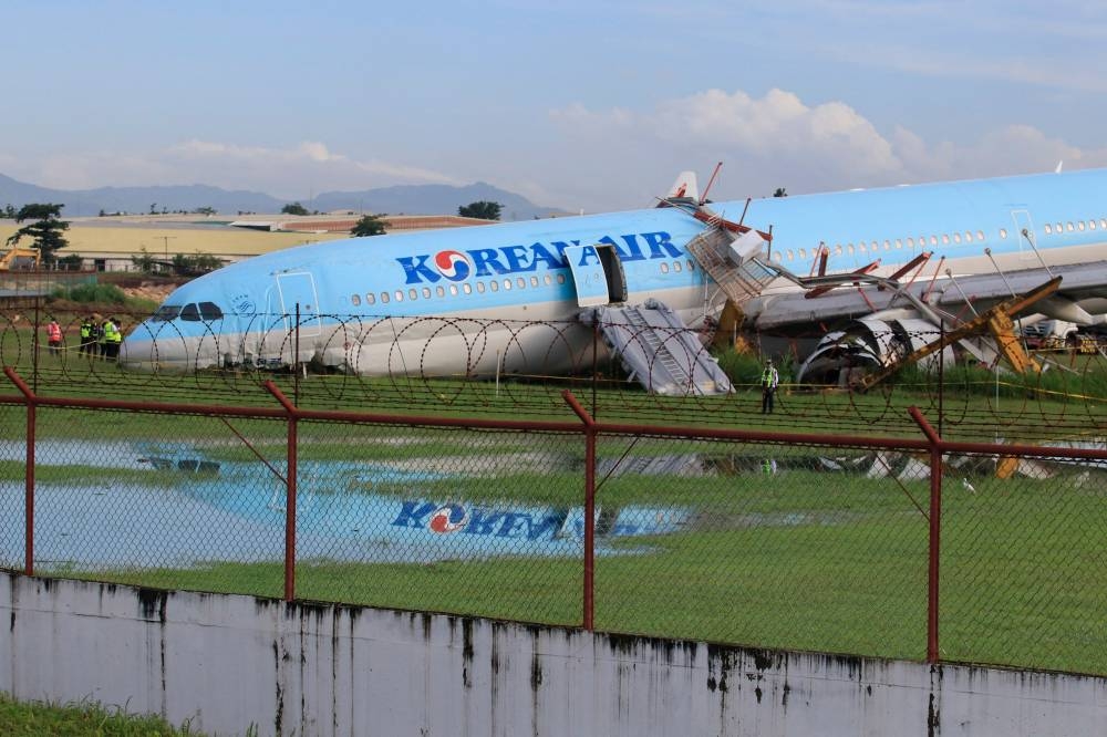 Korean Airlines Plane Overshoots MactanCebu Runway The Manila Times