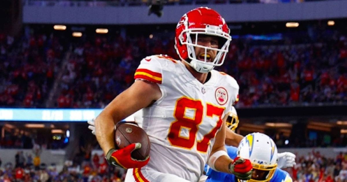 Kelce's winning TD for Chiefs sinks Chargers - Taipei Times