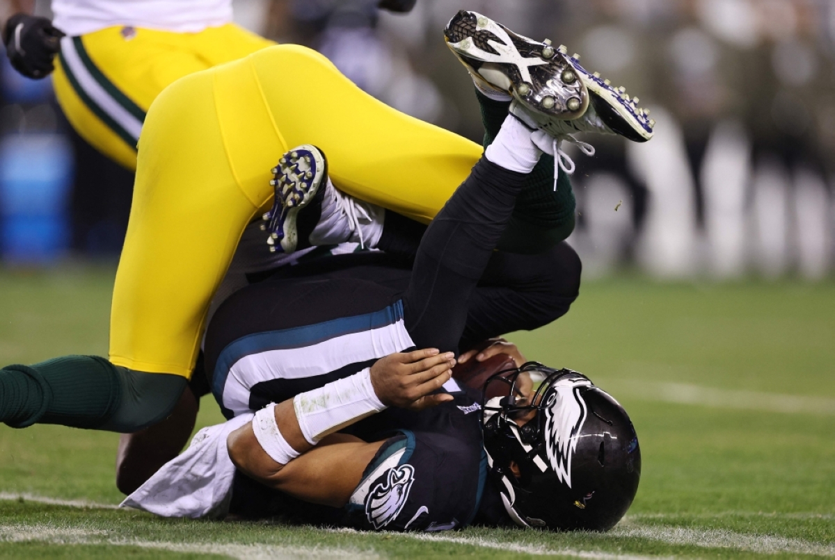 Hurts, Eagles run past Packers