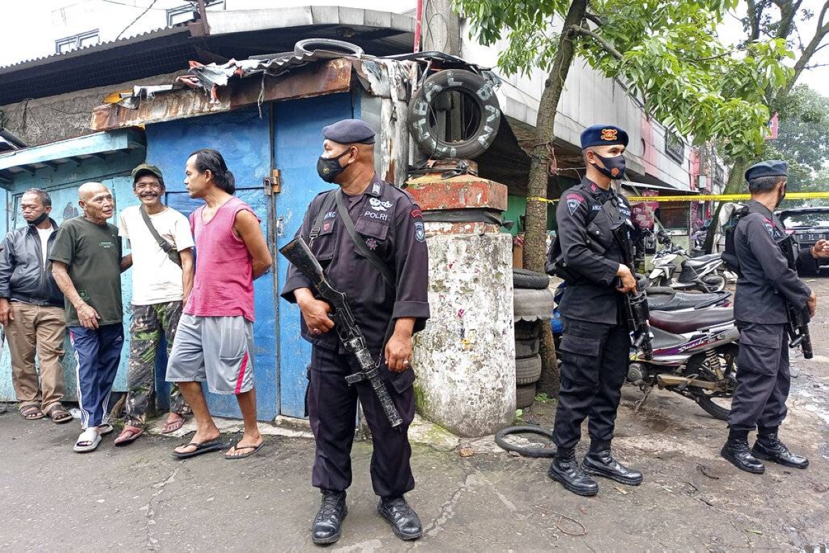 Officer killed, 11 hurt in Java suicide bombing | The Manila Times