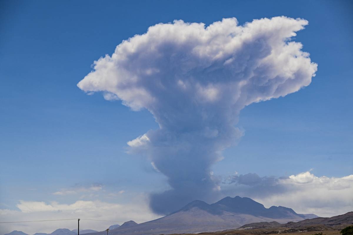 El volcán Lascal de Chile se agita y arroja penachos al cielo