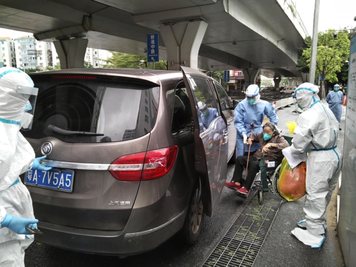 THREAT TO ELDERLY Medical workers help a 101-year-old Covid-19 patient surnamed Li as she leaves the Guangdong Second Provincial General Hospital in Guangzhou, south China’s Guangdong Province, on Nov. 26, 2022. XINHUA PHOTO