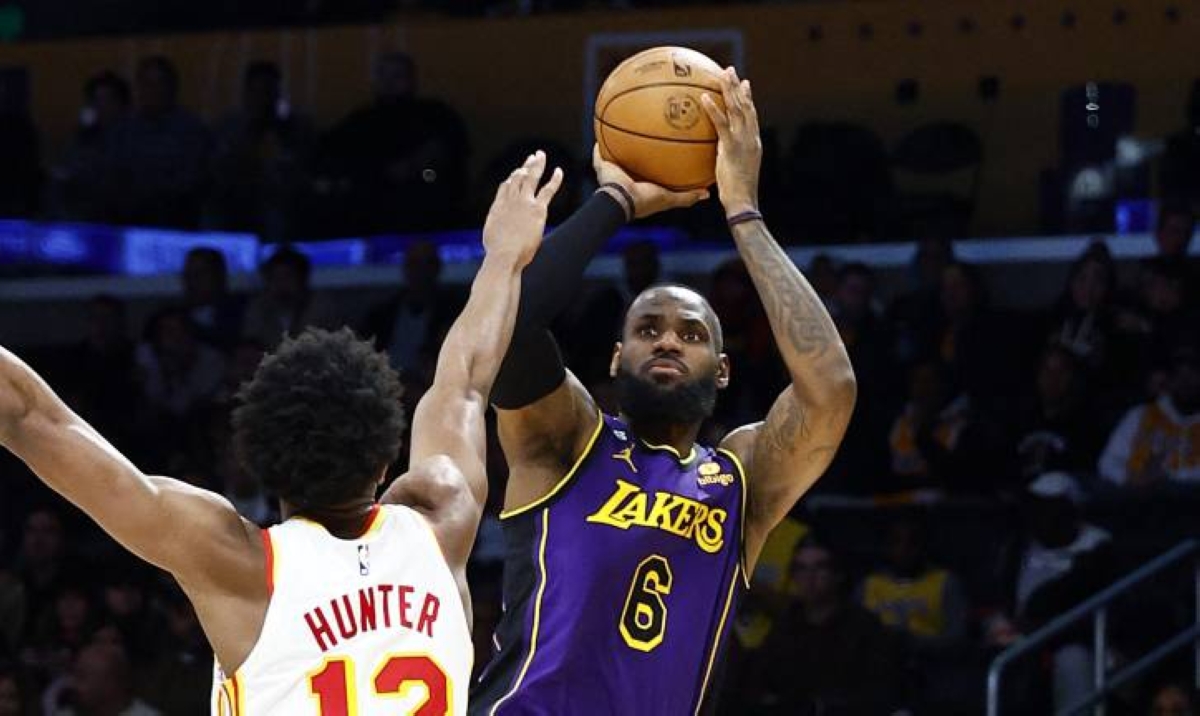 LeBron James Leads Lakers Past Hawks 134-118 for 4th Straight Win – NBC Los  Angeles