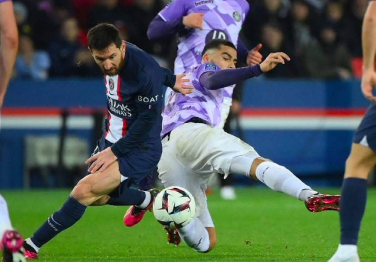 PSG Wears White Shorts Against Toulouse, Messi Is Surprised - Footy  Headlines