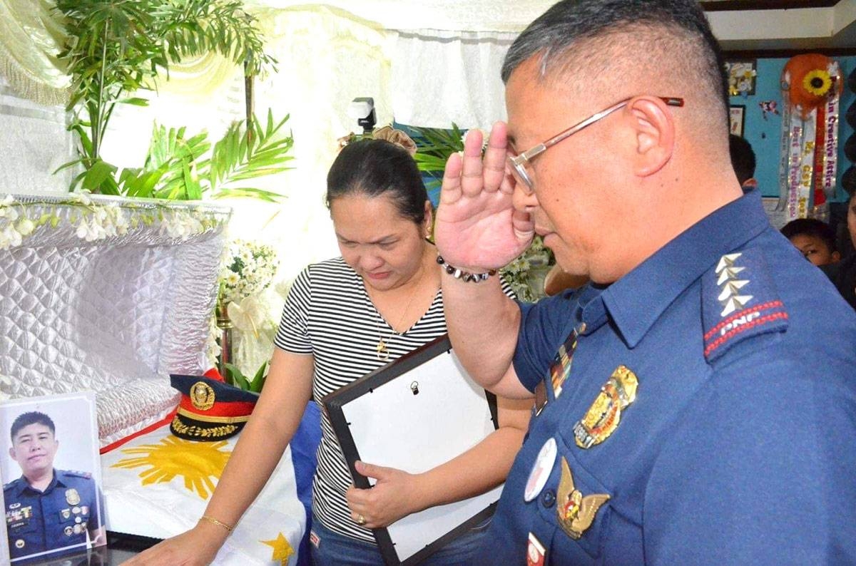 Azurin Honors Slain Bulacan Police Chief The Manila Times 7561