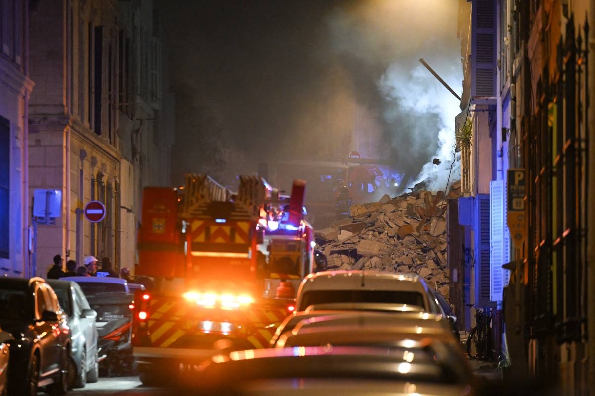 Marseille building collapse injures five, fire hampers search