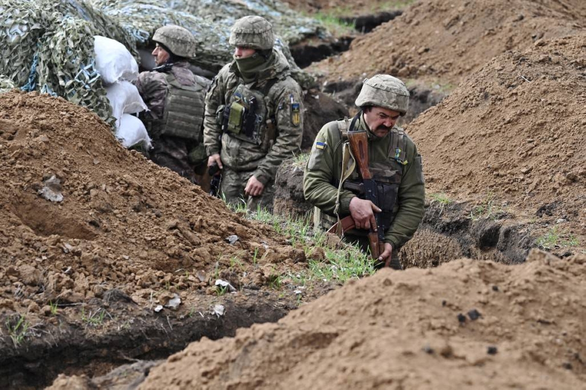 Ukrainian Soldiers Dig Trenches In Case Of Retreat From Bakhmut The   178637 