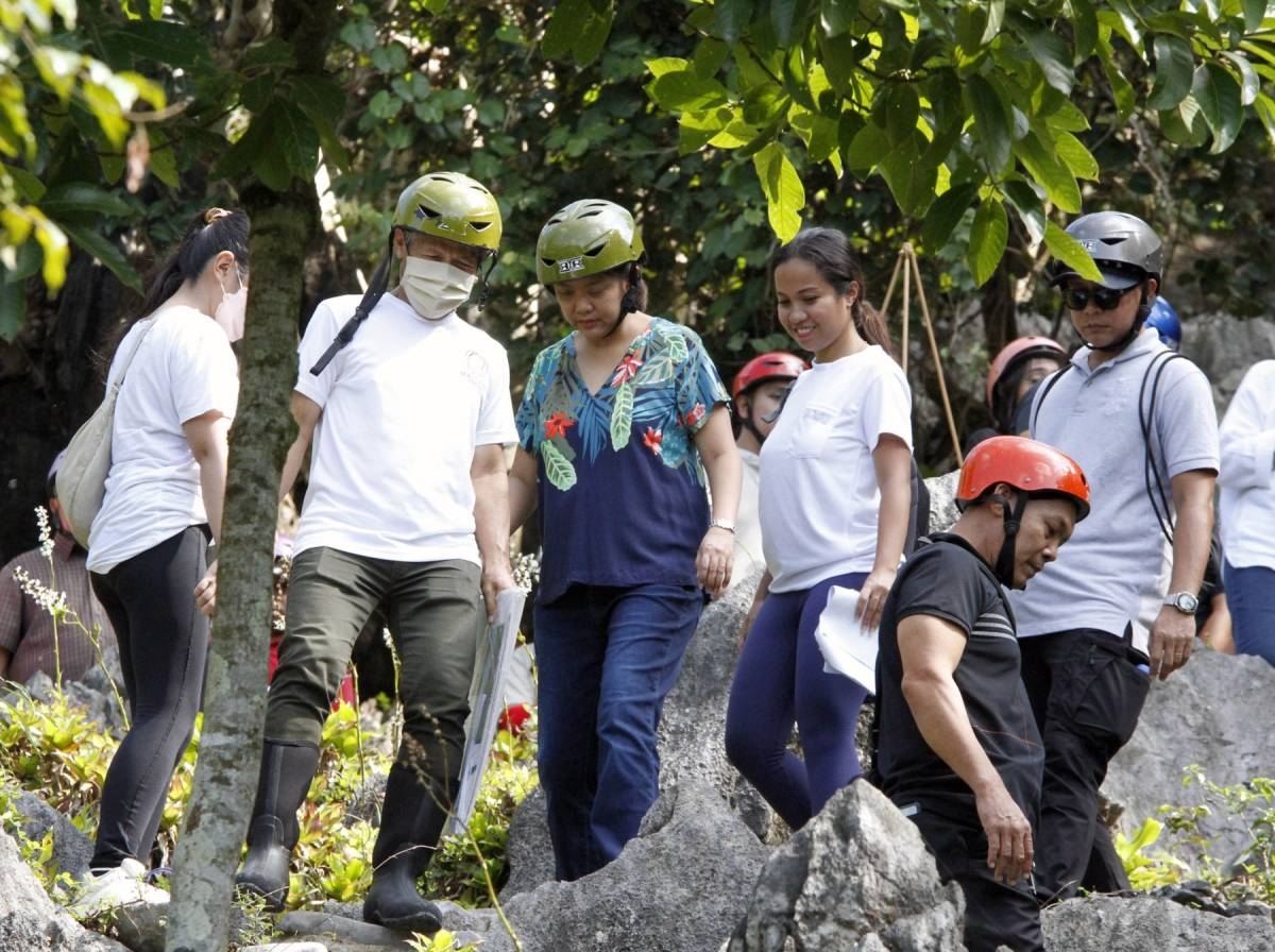 Sen Binay Visits Masungi Georeserve In Rizal The Manila Times 8871