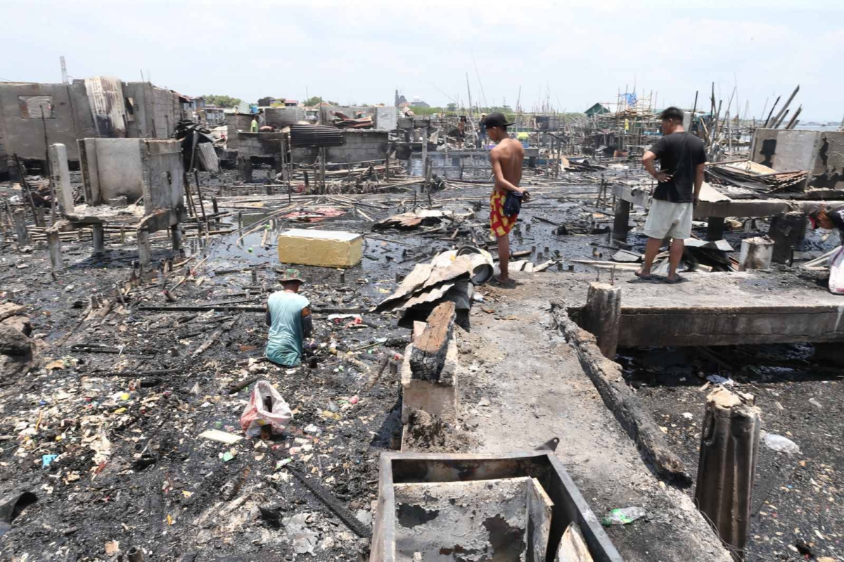 Residents salvage stuff from fire-hit homes in Cavite City | The Manila ...