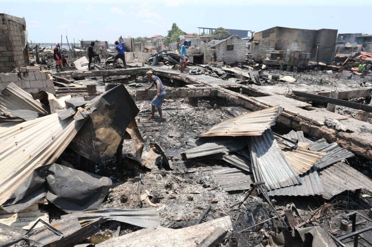 Residents salvage stuff from fire-hit homes in Cavite City | The Manila ...