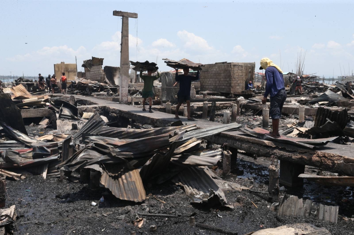 Residents salvage stuff from fire-hit homes in Cavite City | The Manila ...