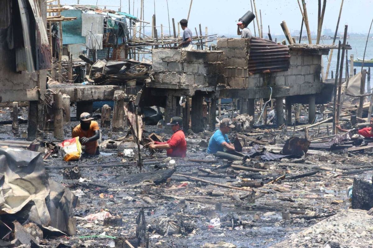 Residents salvage stuff from fire-hit homes in Cavite City | The Manila ...