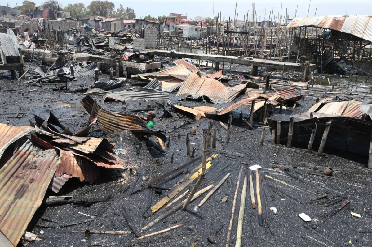 Residents salvage stuff from fire-hit homes in Cavite City | The Manila ...