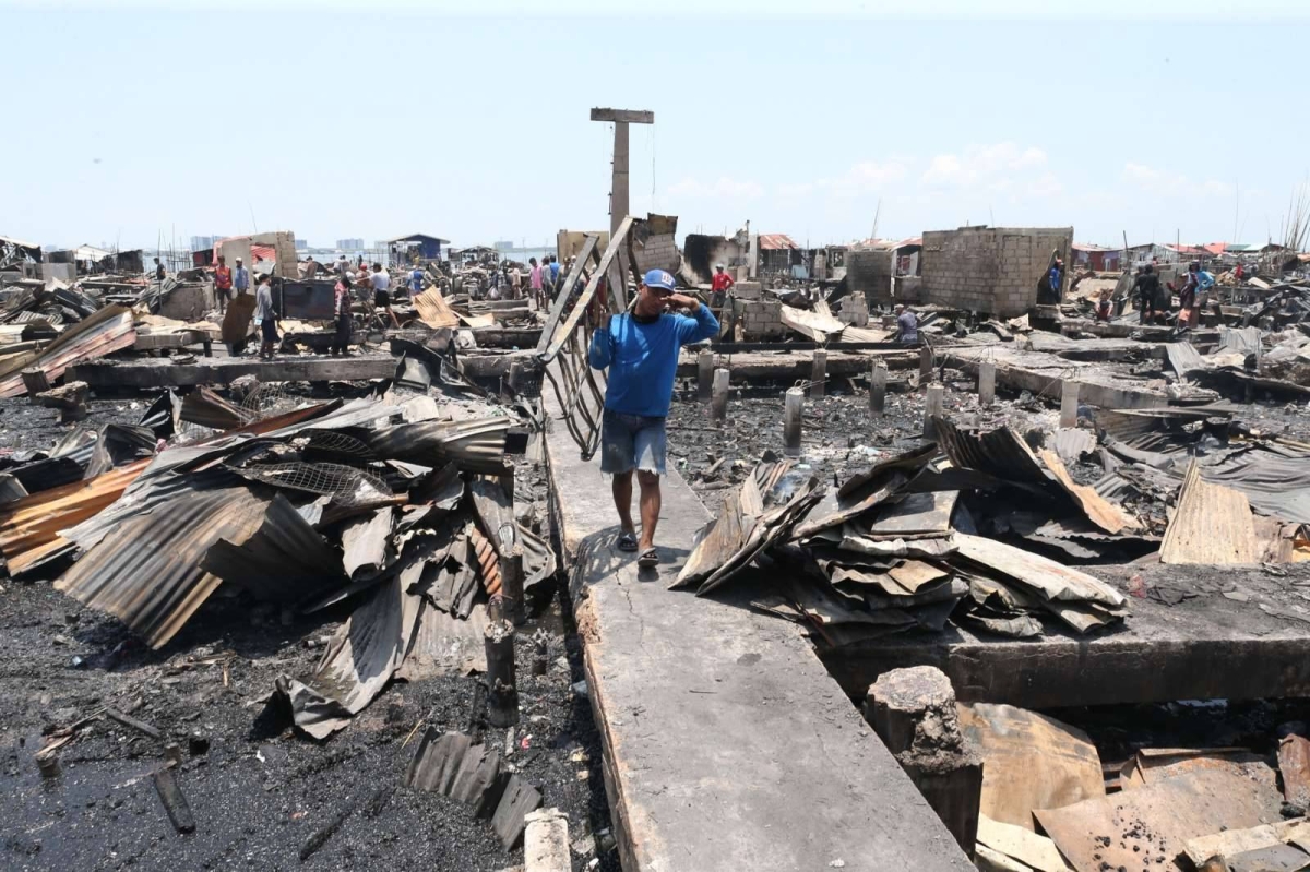 Residents salvage stuff from fire-hit homes in Cavite City | The Manila ...