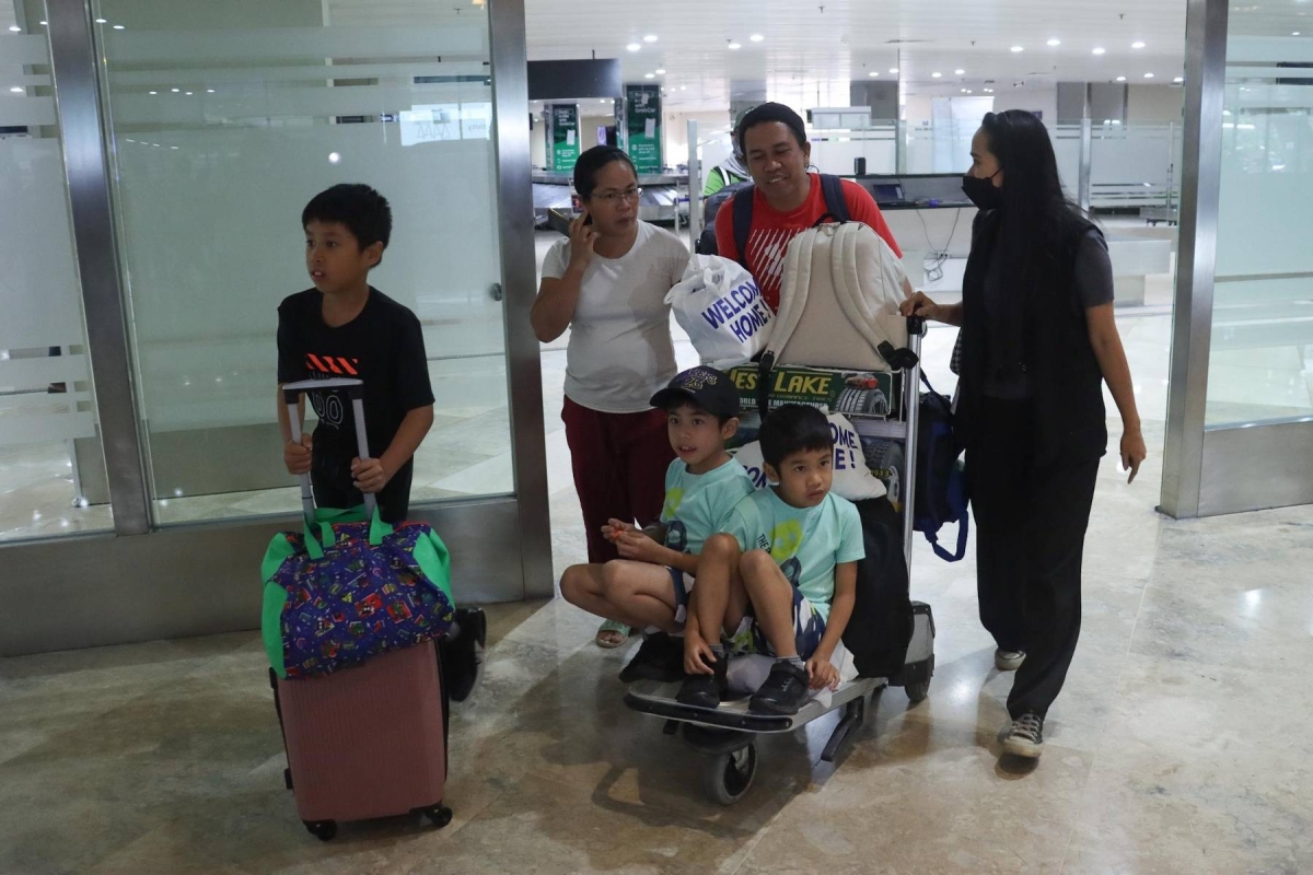 72 Filipinos Return Home From War Torn Sudan The Manila Times