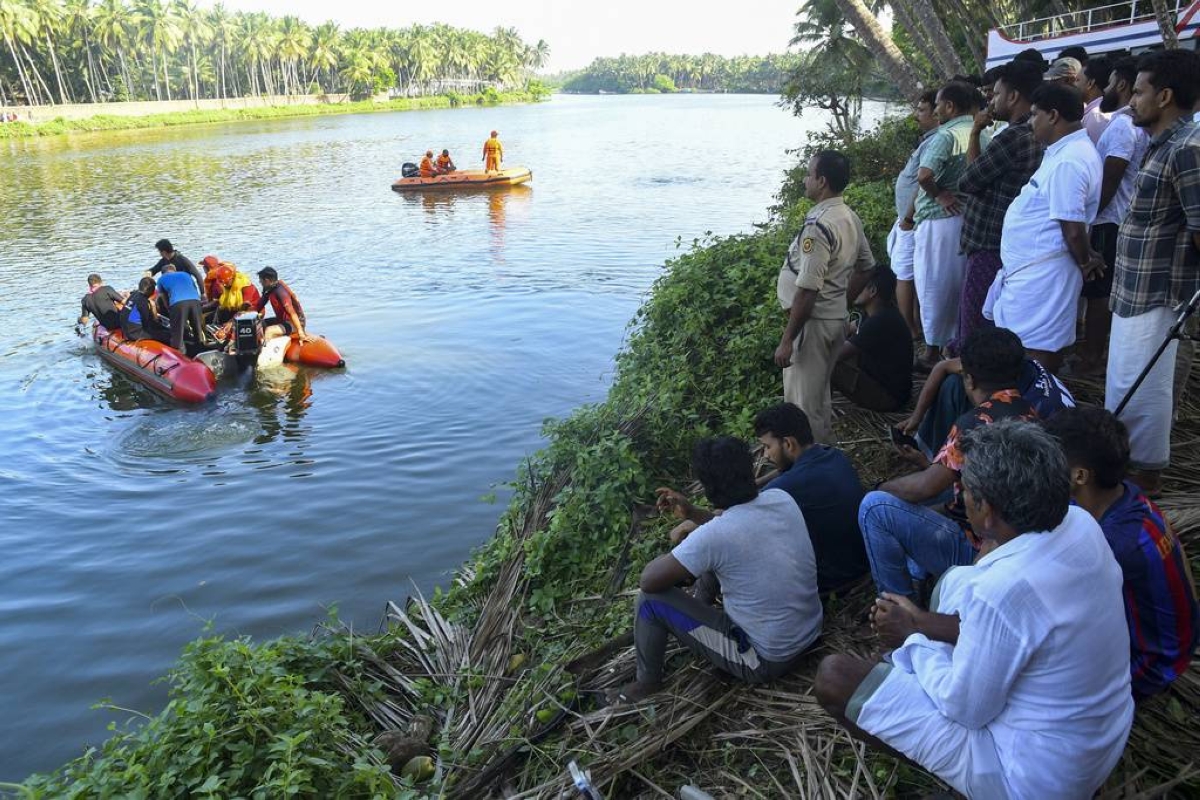 tourist boat capsizes in india